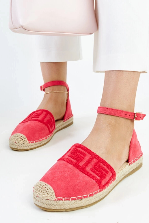 Tumeroosad dekoratiivse tikandiga...