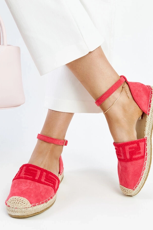 Tumeroosad dekoratiivse tikandiga...