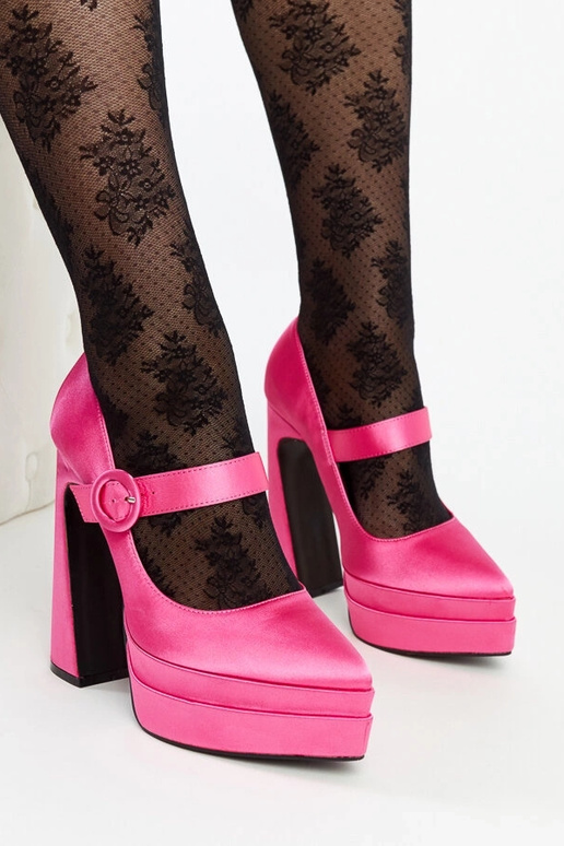 Mike'i tumeroosad kõrge kontsaga pumbad