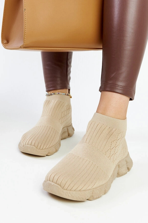 Tumedad beežid kerged sporditossud...