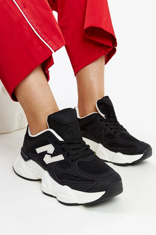 Mustad tossud massiivse Gergely tallaga Mustad tossud massiivse Gergely tallaga