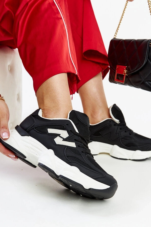 Mustad tossud massiivse Gergely tallaga Mustad tossud massiivse Gergely tallaga