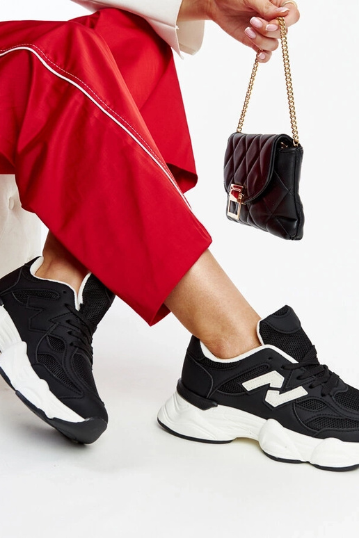 Mustad tossud massiivse Gergely tallaga Mustad tossud massiivse Gergely tallaga