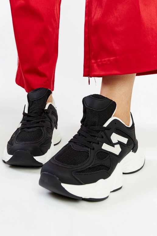 Mustad tossud massiivse Gergely tallaga Mustad tossud massiivse Gergely tallaga