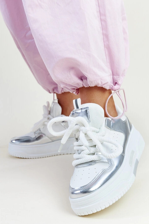 Lengyeli valged ja hõbedased kõrge...