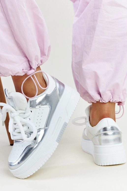 Lengyeli valged ja hõbedased kõrge...