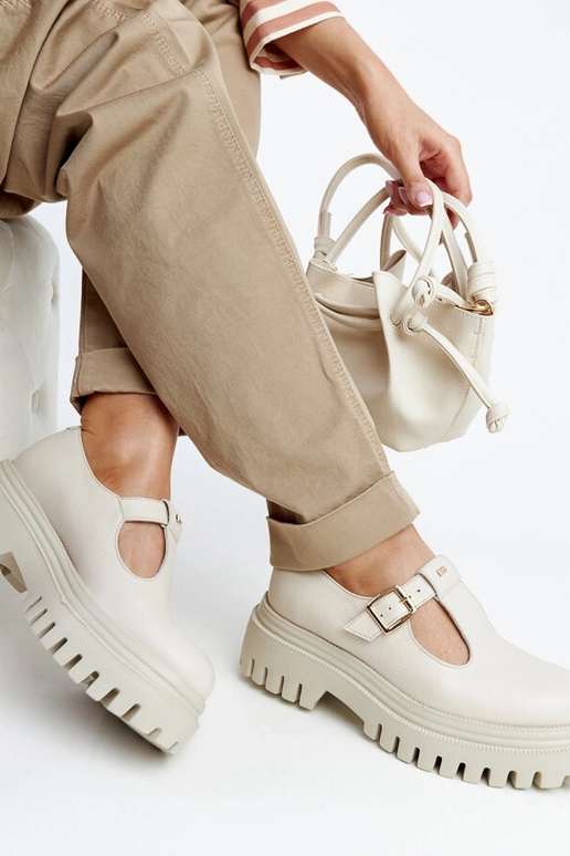 Beežid nahast poolsaapad Karino