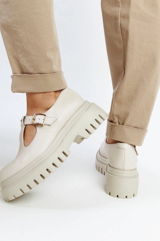 Beežid nahast poolsaapad Karino