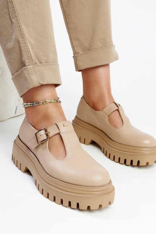 Tumedad beežid nahast poolsaapad Karino