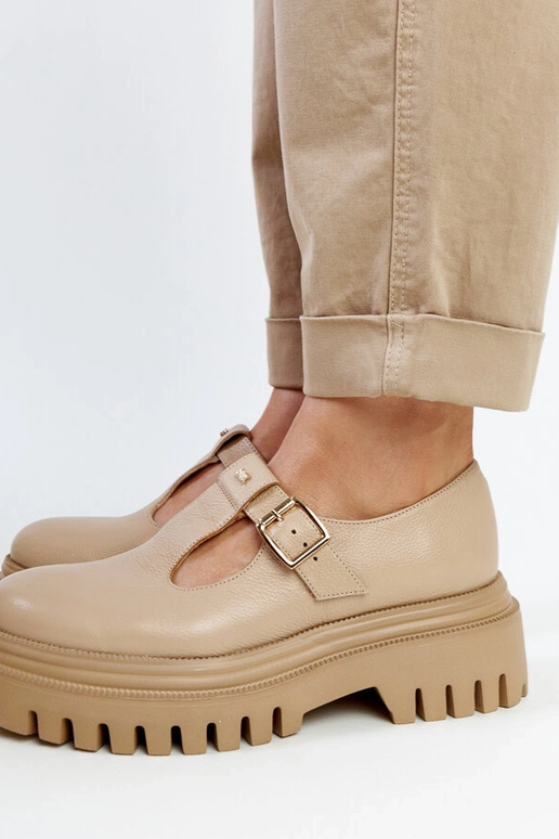 Tumedad beežid nahast poolsaapad Karino