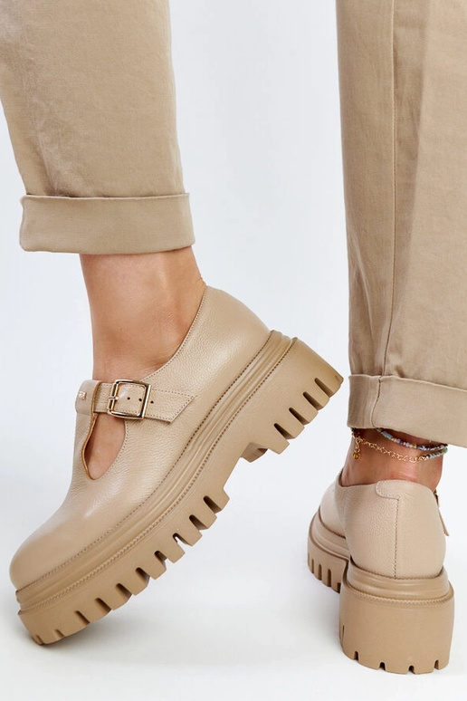 Tumedad beežid nahast poolsaapad Karino