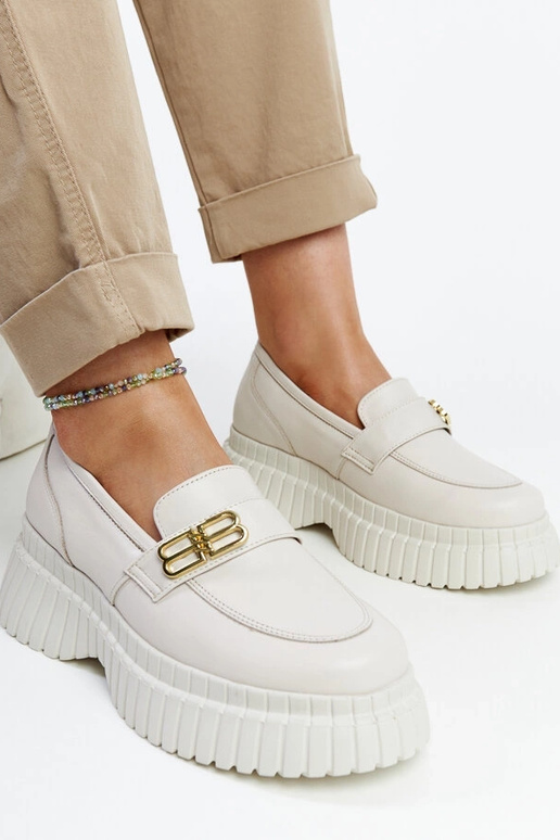 Jasneed beežid nahast poolsaapad Karino