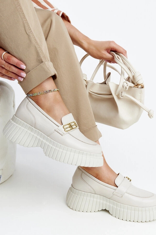 Jasneed beežid nahast poolsaapad Karino