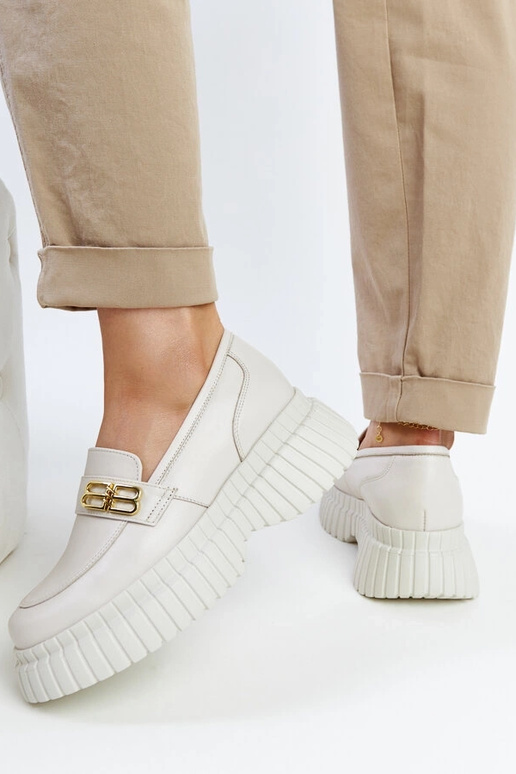 Jasneed beežid nahast poolsaapad Karino