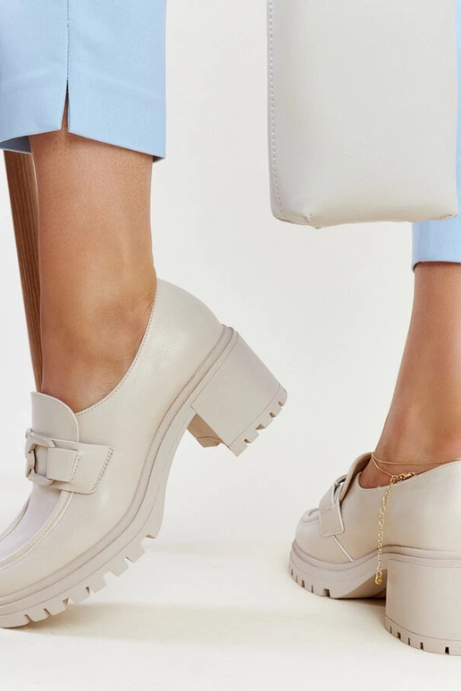 Beežid poolsaapad nahast sisetallaga...