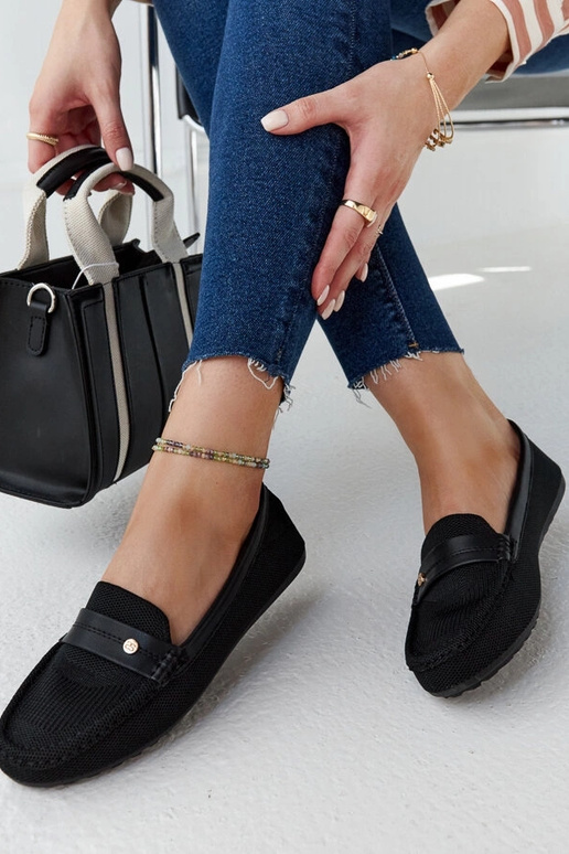 Fombio mustast kangast pätsid