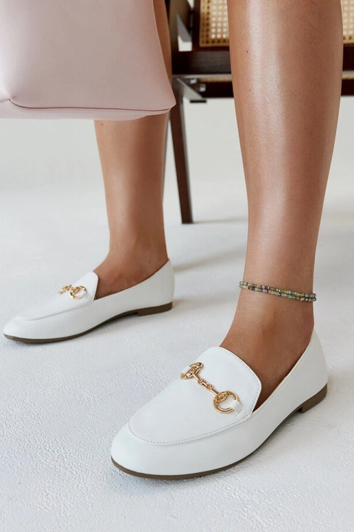 Valged Erminia lukuga mokassiinid