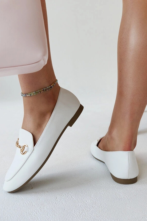 Valged Erminia lukuga mokassiinid