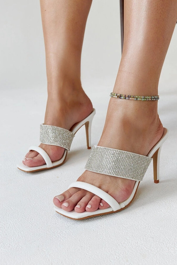 Valged kõrge kontsaga...