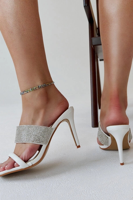 Valged kõrge kontsaga muulad, mis on...