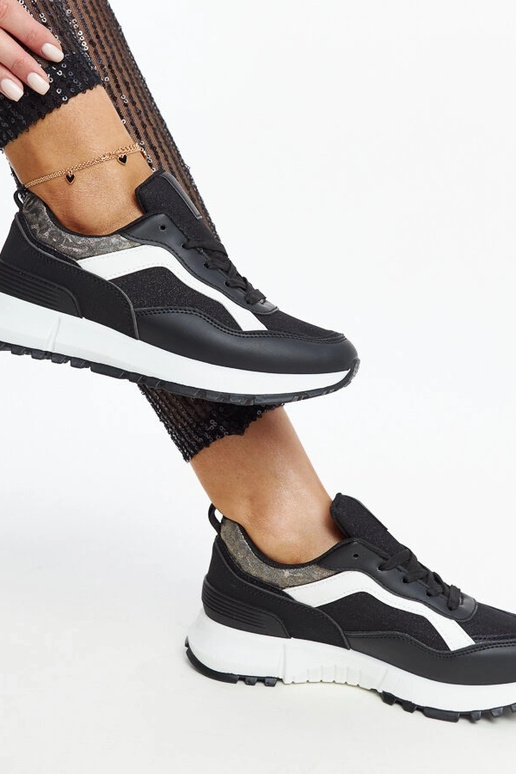 Evelia mustad sädelevad platvormtossud