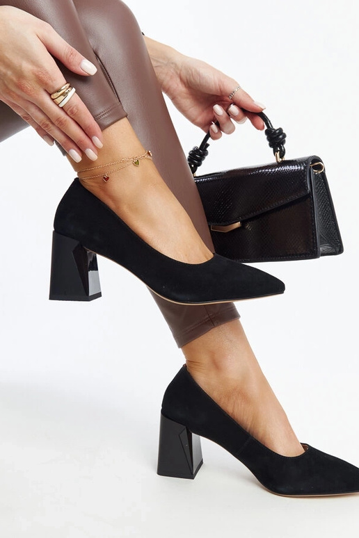 Mustad nahast pumbad Vinceza kontsaga