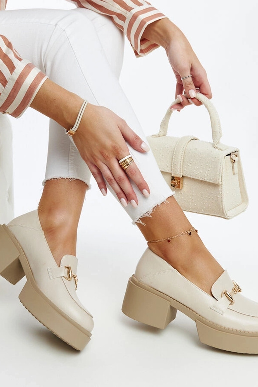 Beežid ökonahast kõrge kontsaga...