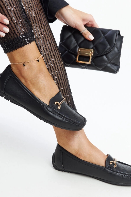 Mustad pätsid dekoratiivse pandlaga...