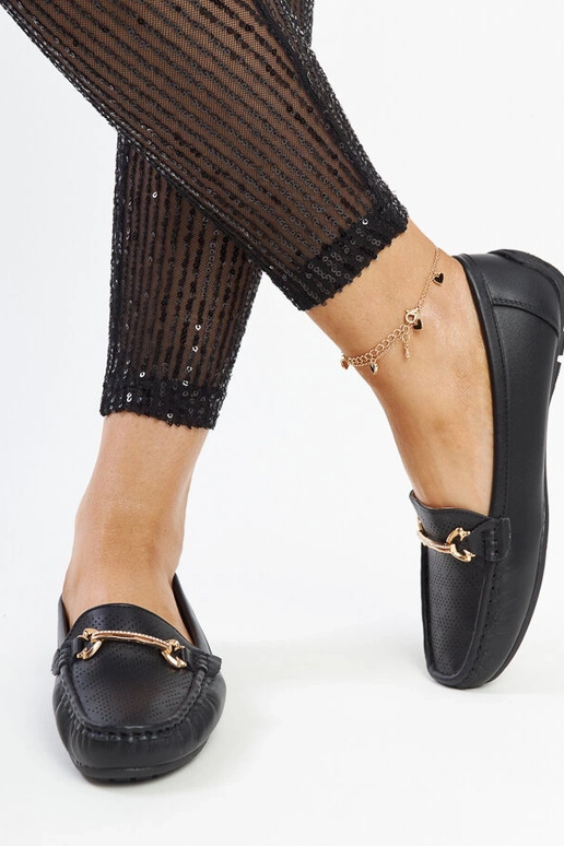 Mustad pätsid dekoratiivse pandlaga...