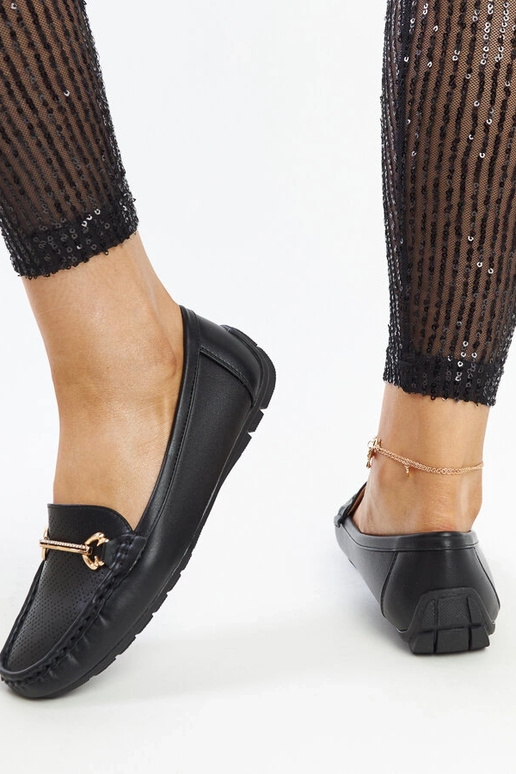 Mustad pätsid dekoratiivse pandlaga...