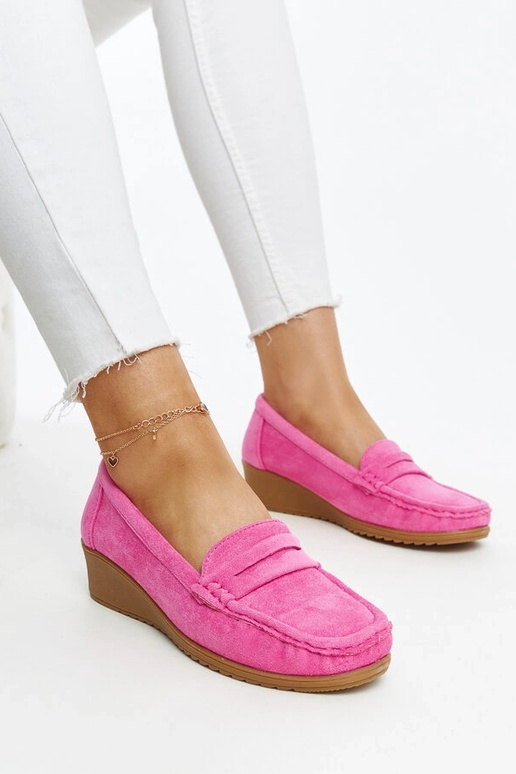 Sakena tumeroosad seemisnahast...