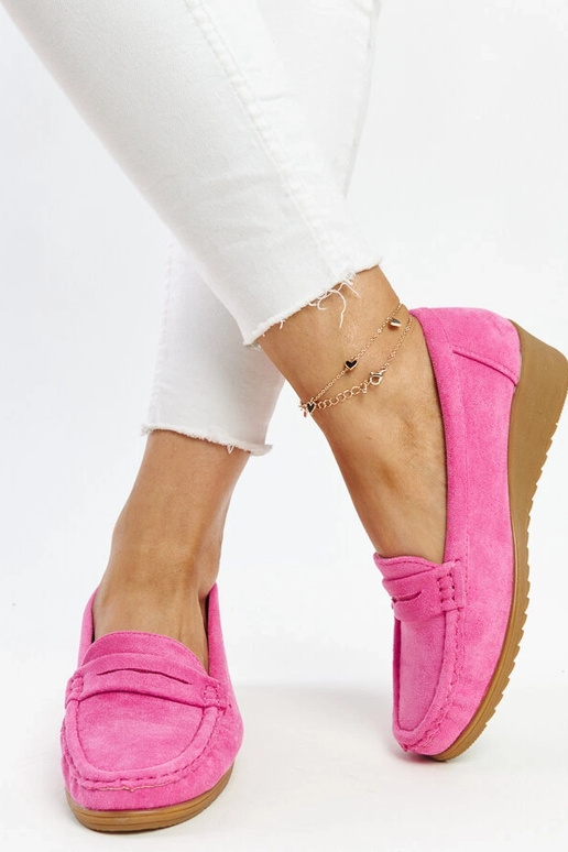 Sakena tumeroosad seemisnahast...