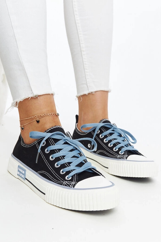 Mustad värviliste paeltega tossud...