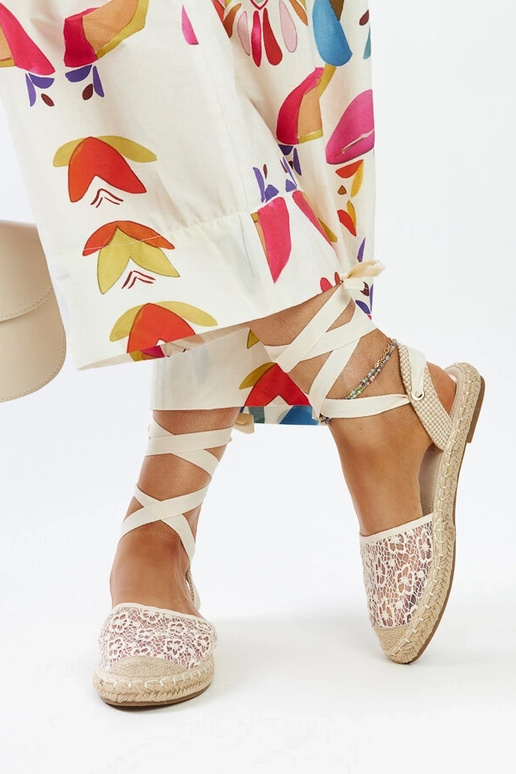 Teha beeži pitsiga avatud varbaga...