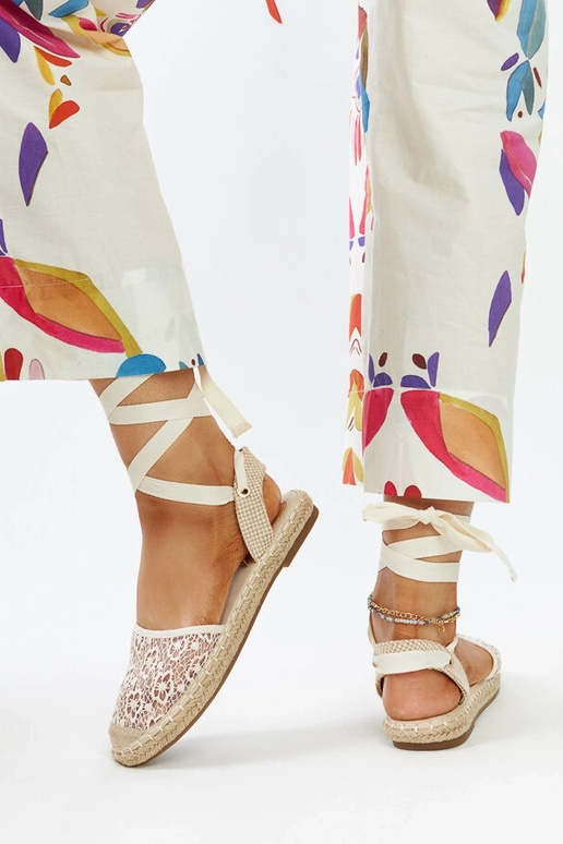 Teha beeži pitsiga avatud varbaga...