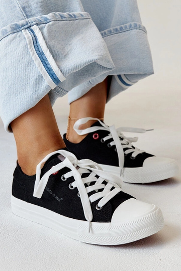 Mustast kangast naiste tossud CROSS JEANS