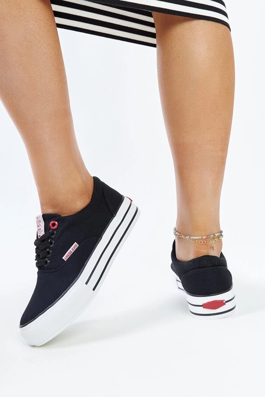 Mustad naiste tossud paksu tallaga...