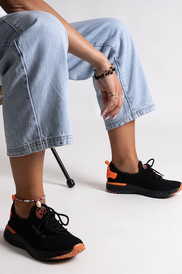 Mustast kangast tossud naistele CROSS JEANS