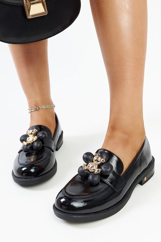 Aili mustad lakitud mokasiinid...