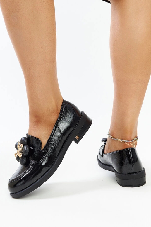 Aili mustad lakitud mokasiinid...