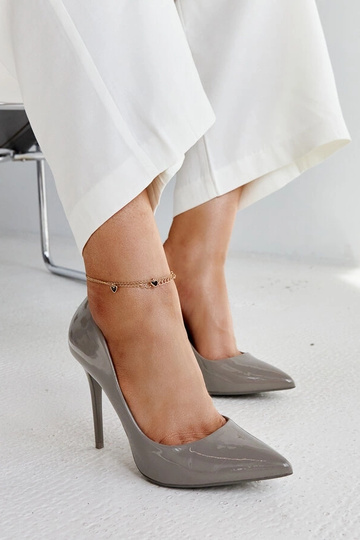 Tumedhallid lakitud kontsad...