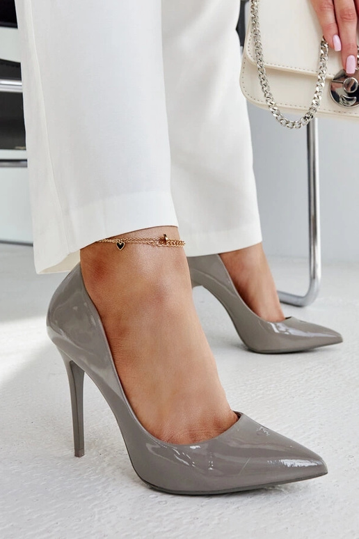 Tumedhallid lakitud kontsad...