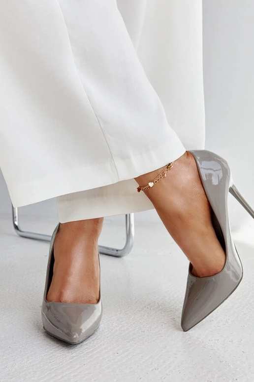 Tumedhallid lakitud kontsad...