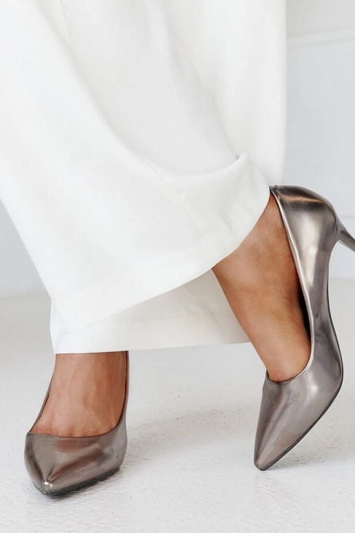 Hallid metallik kontsad nahkvoodriga...