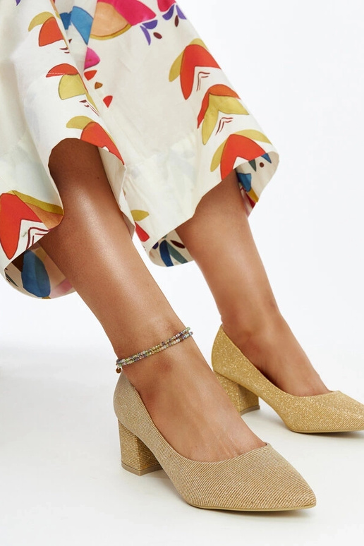 Kuldne särav kontsad kõrgel kantil Laity