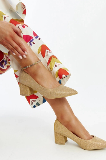 Kuldne särav kontsad kõrgel... 2