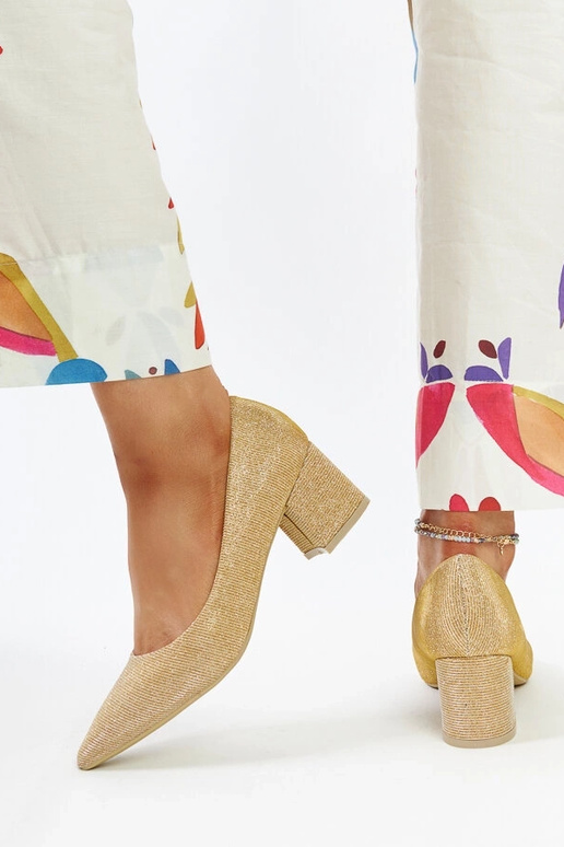 Kuldne särav kontsad kõrgel kantil Laity