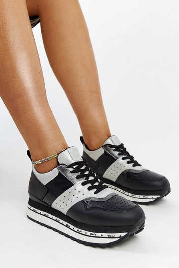 Mustad kõrge tallaga tossud...