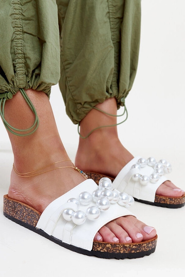 Valged korktallaga plätud...