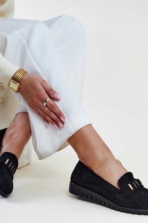 Mustad pätsid dekoratiivse rihmaga...